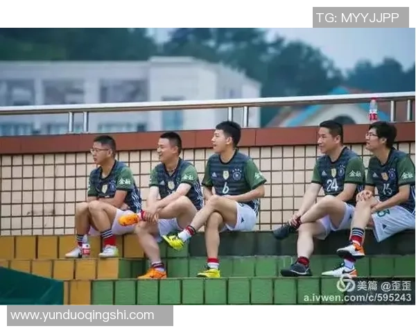 足球衣帅哥的魅力与风采展现运动时尚的完美结合